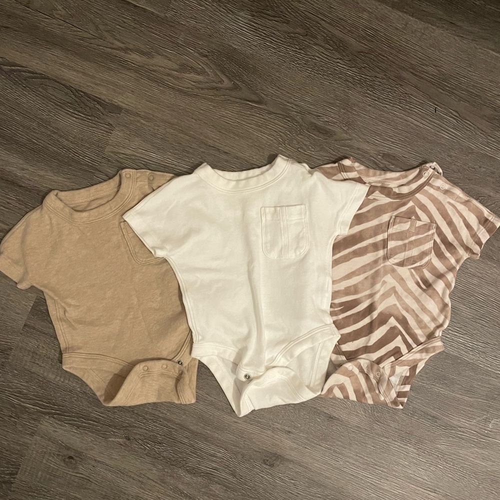 Banana Republic- SUPIMA® SHORT-SLEEVE BODYSUIT 3-PACK FOR BABY - EUC - 3-6mos